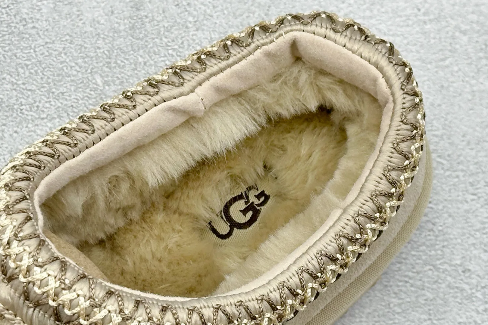 🐲💰 520 support store UGG Tasman ethnic style half slippers, Xiaohongshu hot style. This style is conceived based on the colorful traditional Chinese costume culture, exquisite craftsmanship, unique style and unique style. It fully demonstrates the style of this nation and has become the most popular fashion element in the world! Sheep fur is integrated with high quality to keep warm and lock in heat. Made of TPU molded suede upper material. Built-in artificial curly wool plush lining and insole. Choose 10mm UGGPURE™ implanted wool lining and removable UGGPURE™ implanted wool insole. Item No.: 5955 Size: 35-44. It is recommended to choose one size larger.